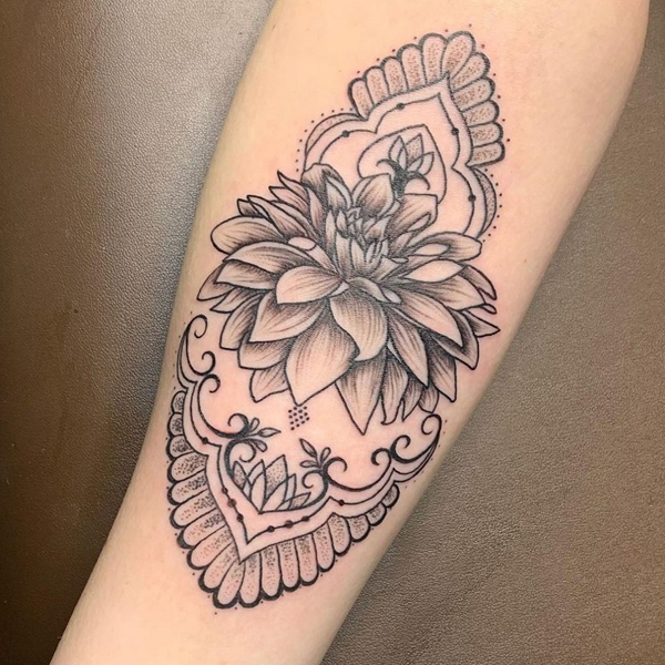 Dalia Mandala tatuaggio sul braccio