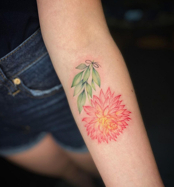 Dalia fiore tatuaggio sull'avambraccio