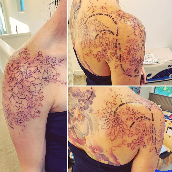 Ampio tatuaggio sulla spalla della dalia