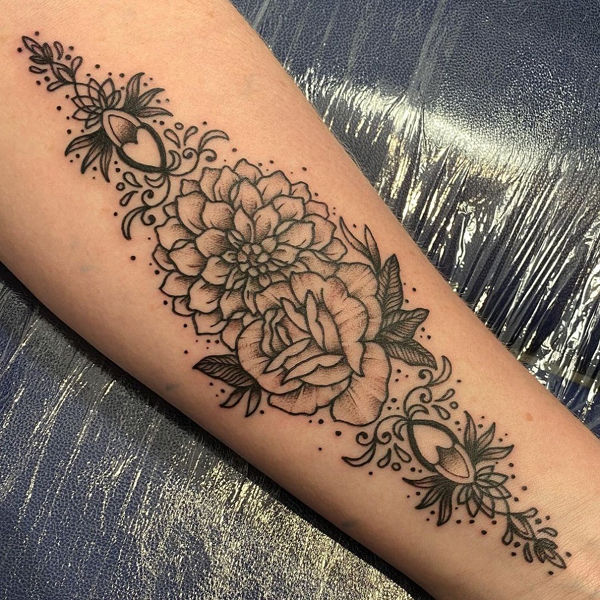 Intricato tatuaggio di fiore di dalia nera