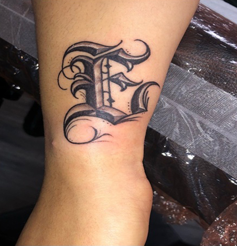 Diseño de tatuaje de letra E en negrita