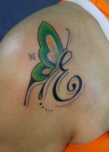 Tatuaje de la letra E con una mariposa