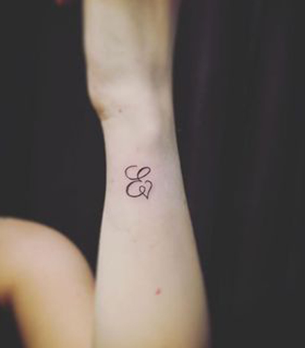 Tatuaje De Letra E Expresiva