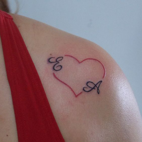 Tatuaje de la letra E de las parejas abundantes