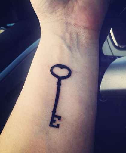 Impresionante tatuaje de letra E con una llave