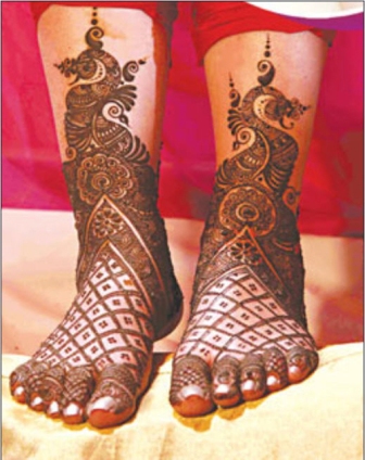Diseño nupcial de Mehndi para piernas