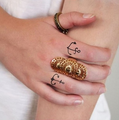 tatuaje de dedo de ancla
