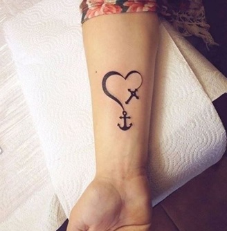 tatuaje de corazón de ancla