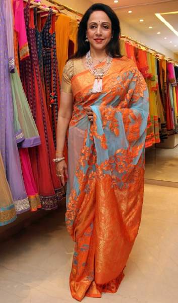 El sari naranja exclusivo de Hema Malini