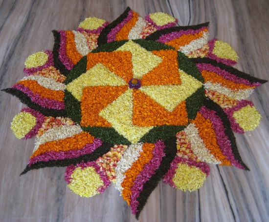 Flor de forma cuadrada simétrica Rangoli