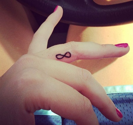 Tatuaggio infinito sul dito
