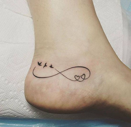 Disegni del tatuaggio infinito sulla caviglia