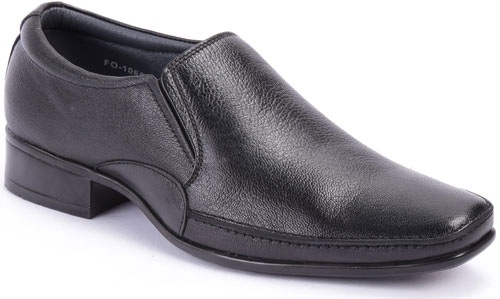 La semplice scarpa da uomo in pelle nera formale