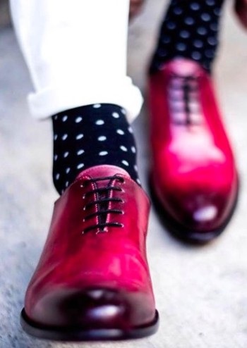 zapatos de mujer de color rojo sangre