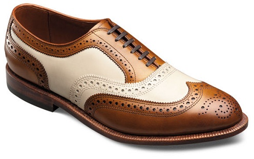 Los zapatos de hombre de dos colores y diseño