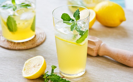 Suggerimenti per ridurre il grasso della pancia: succo di limone