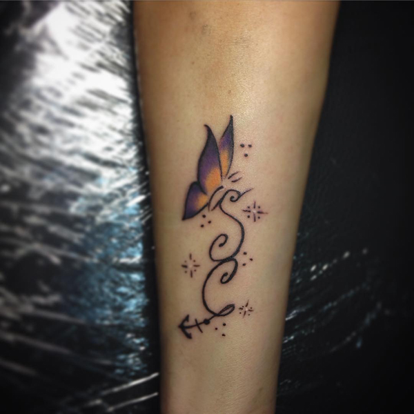 Tatuaje de la letra C con una mariposa