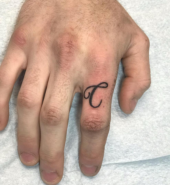 Tatuaje De La Letra C Del Dedo