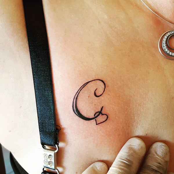 Tatuaje de la letra C con un corazón