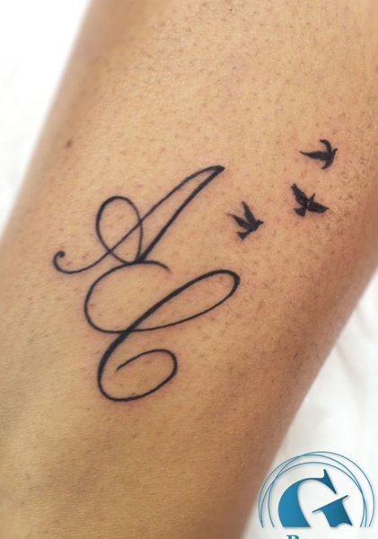 Tatuaje A y C con dos pajaritos