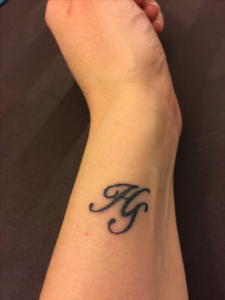 Tatuaggio con lettera H a portata di mano