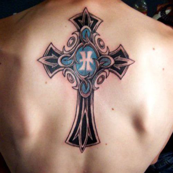 Tatuaggio con lettera H crocifisso sul retro