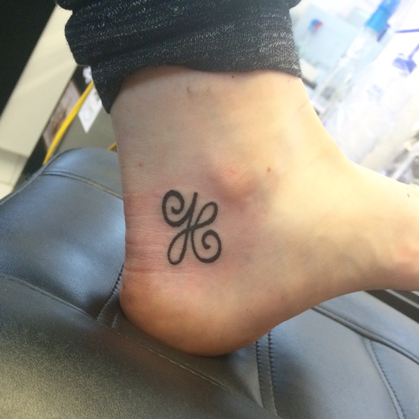 Simpatico tatuaggio con lettera H sulla caviglia