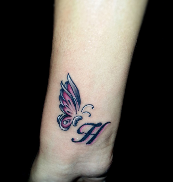 H Tattoo Art Con Farfalla