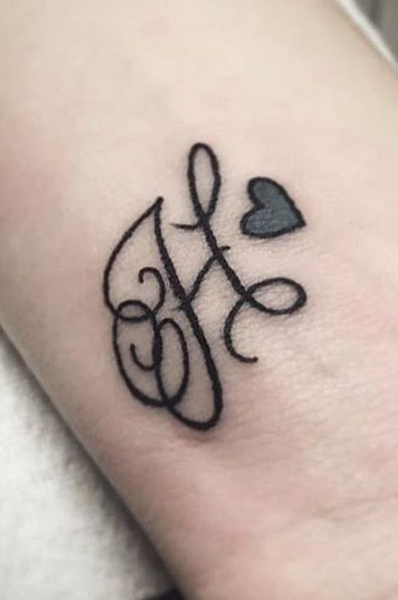 Tatuaggio con lettera H con un cuore