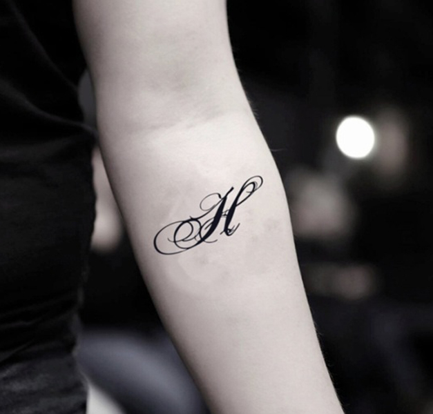 Elegante disegno del tatuaggio iniziale H