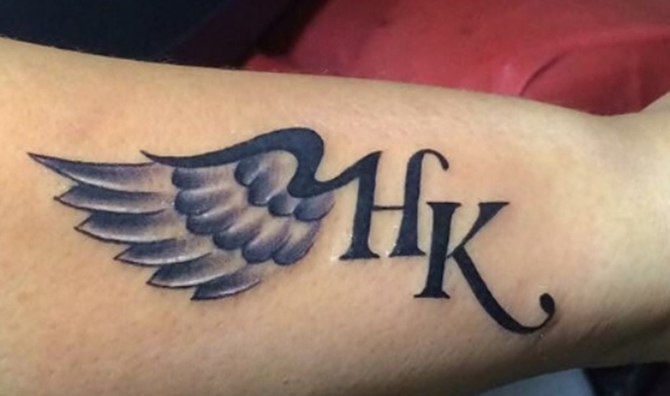 Tatuaggi con lettere H e K con ali