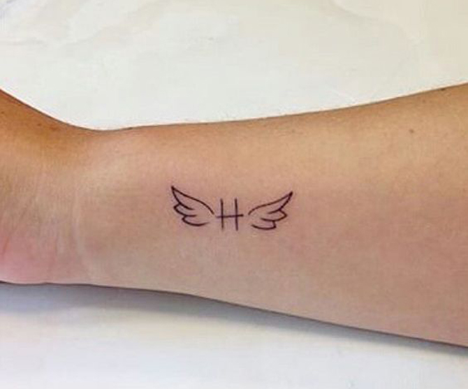 Tatuaggio con lettera H volante