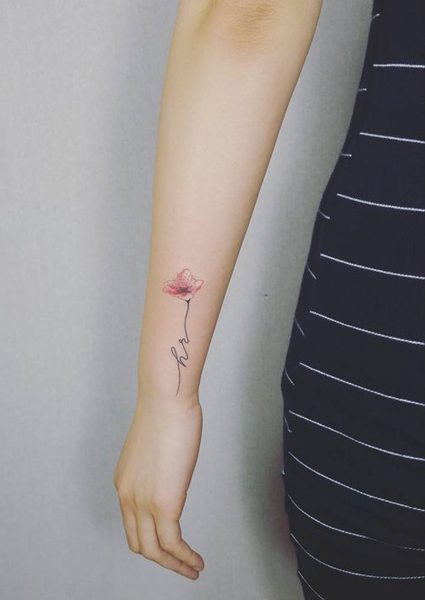 Tatuaggio con lettera H con un bellissimo fiore rosa