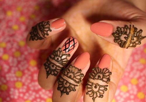 Diseño de henna con bucles semicirculares