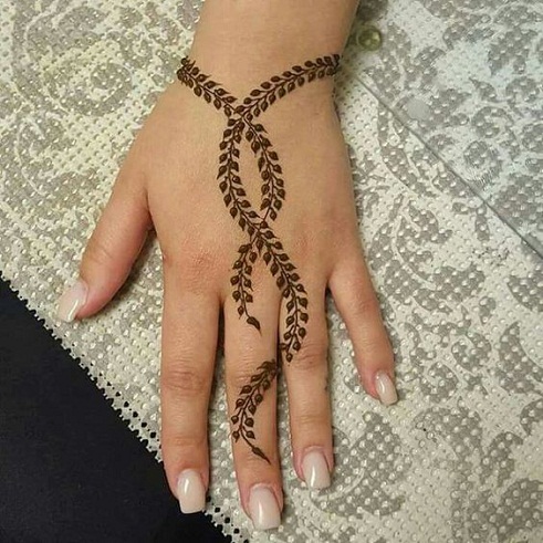 Diseños de Mehndi de dedo con estampado de hojas