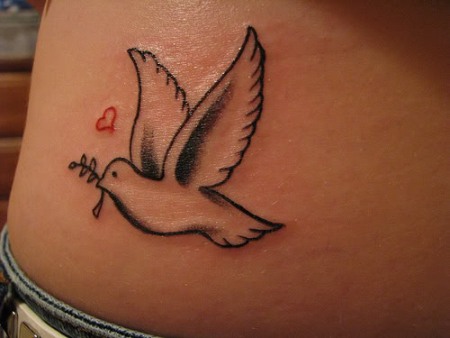Lindo diseño de tatuaje de paloma en la cadera