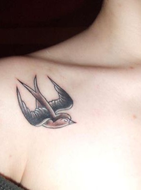tatuaje de paloma en el hombro