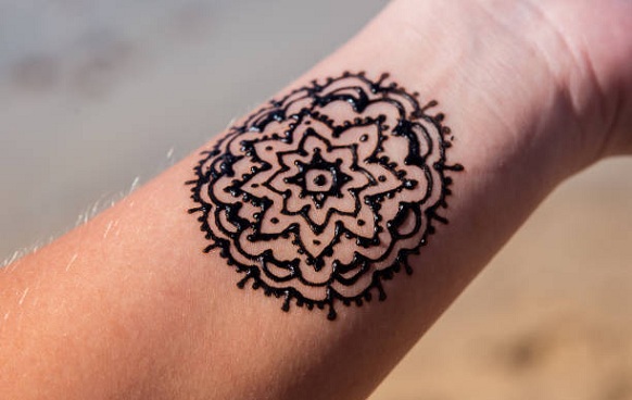 Piccoli disegni di tatuaggi Mehndi per ragazze
