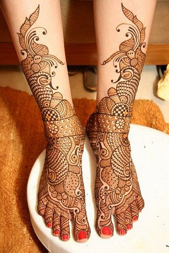 Disegni del tatuaggio Mehndi per le gambe