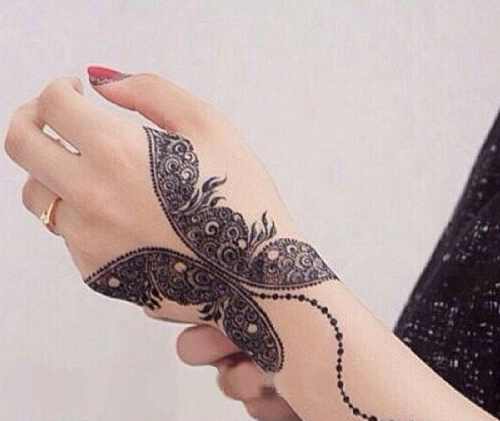 Tatuaggi farfalla Mehndi a portata di mano