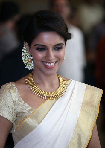 Una blusa sari dorada estilo Kerala