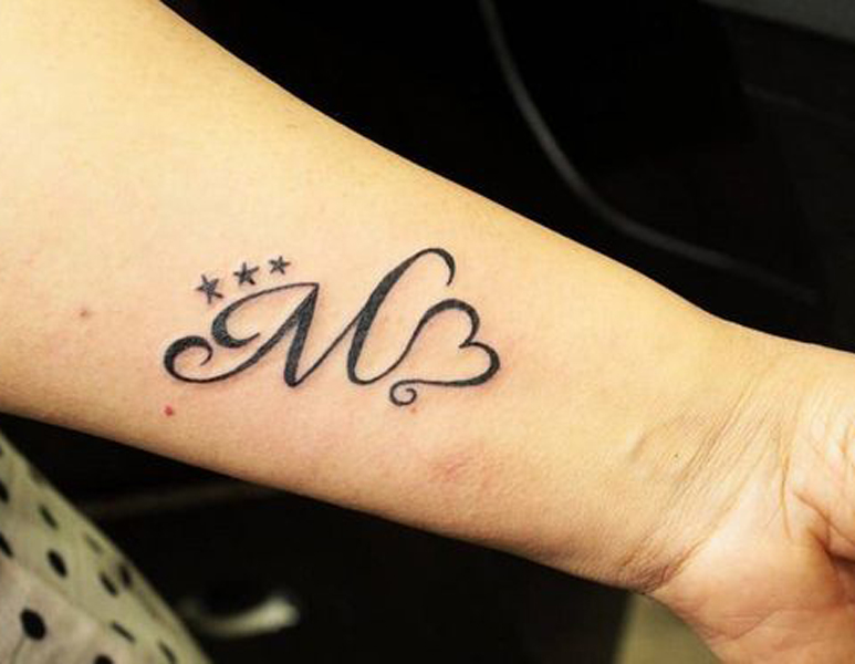 Tatuaggio stellato lettera M a portata di mano