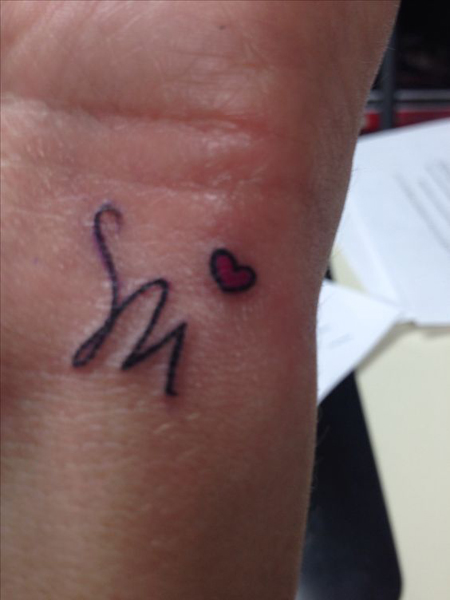 Tatuaggio con lettera d'amore corsiva M