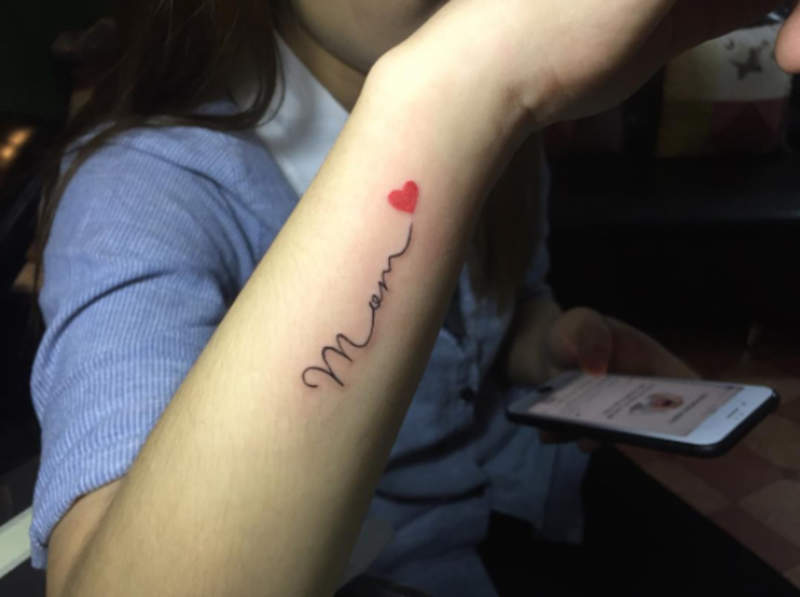 Adorabile lettera M tatuaggio a portata di mano