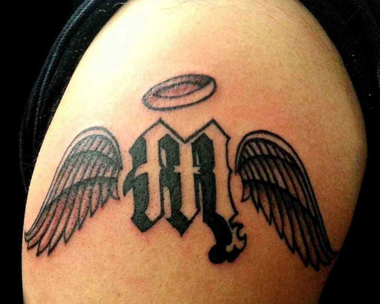 Incredibile disegno del tatuaggio della lettera M con le ali