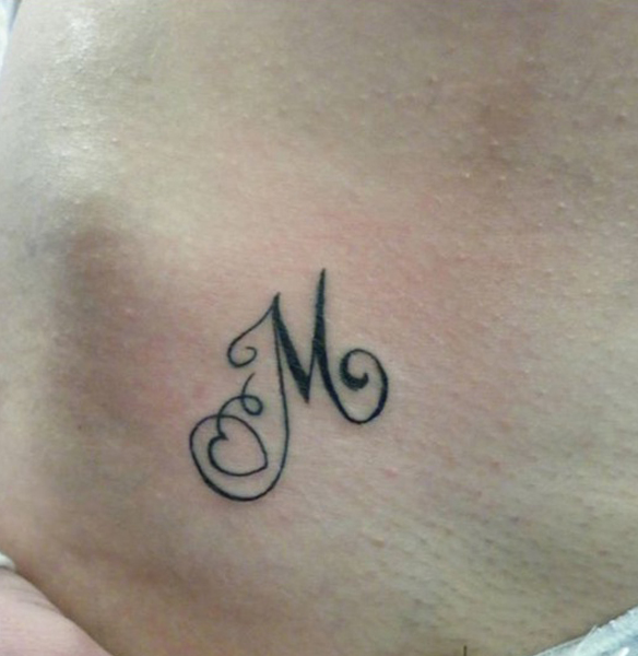 Tatuaggio carino con lettera M
