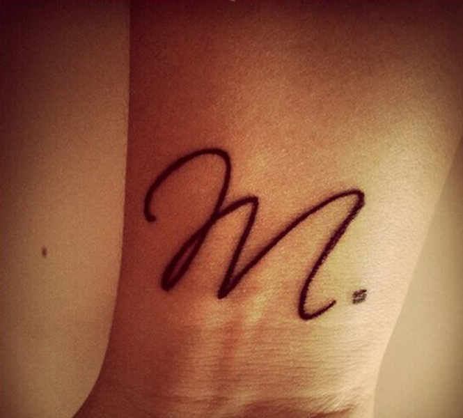Curvy lettera M per un tatuaggio