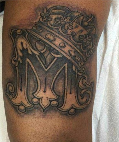 Enormi disegni del tatuaggio per la lettera M
