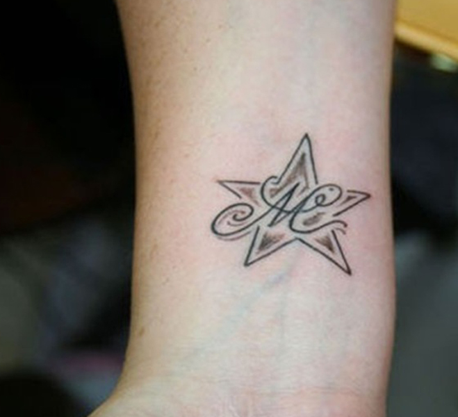 Disegno del tatuaggio della lettera M a forma di stella