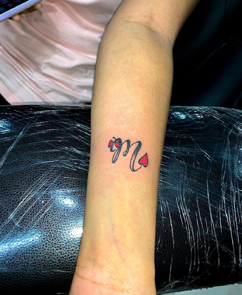 Tatuaggio con lettera M a portata di mano